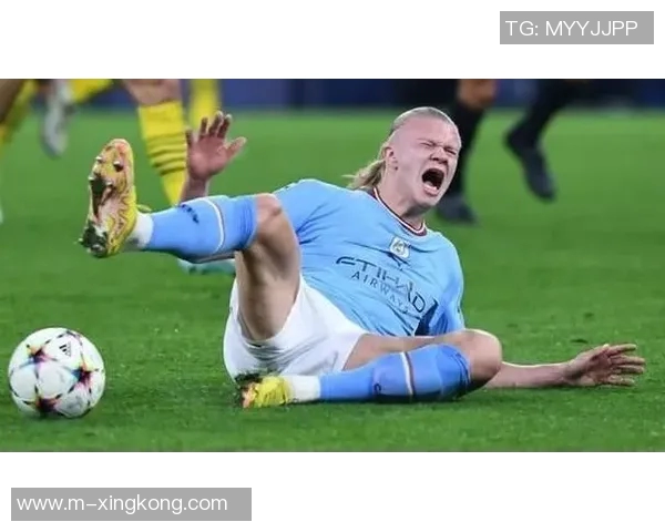 足球球星穿烂鞋引热议 究竟是谁的破鞋成了焦点话题